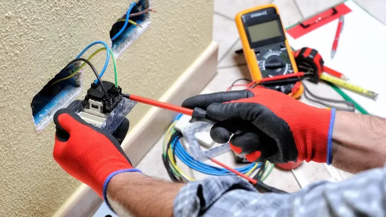 Equipos de Protección Personal (EPP) para Trabajos Eléctricos: Asegurando la Seguridad en Entornos de Alto Voltaje