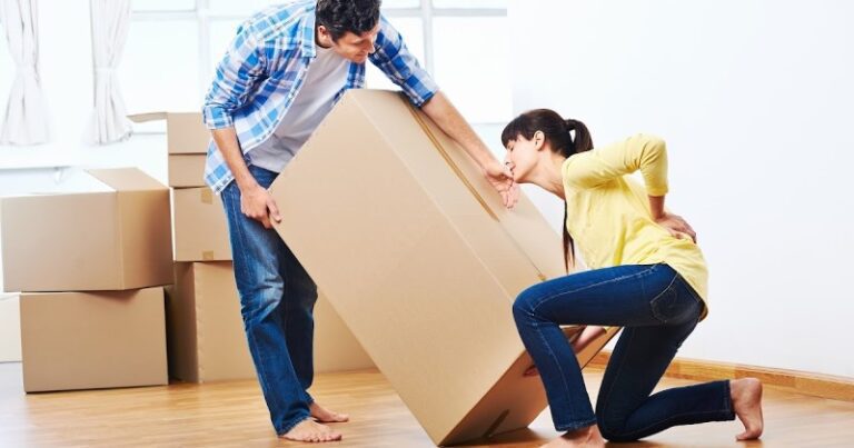 consecuencias-de-cargar-cosas-pesadas-en-mujer