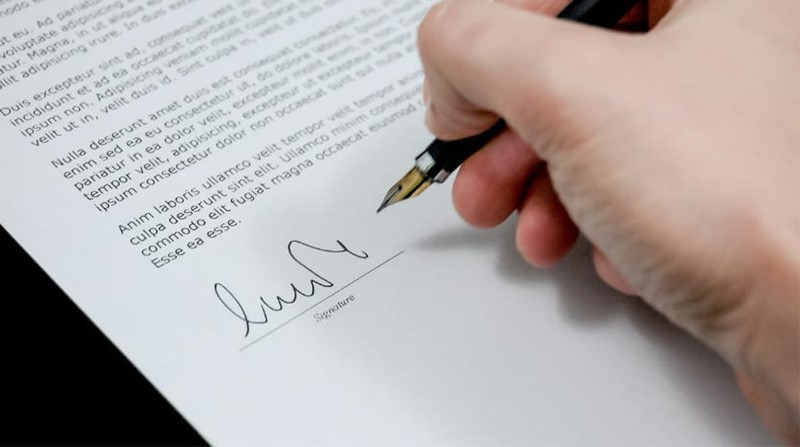 me-obligan-a-firmar-un-documento