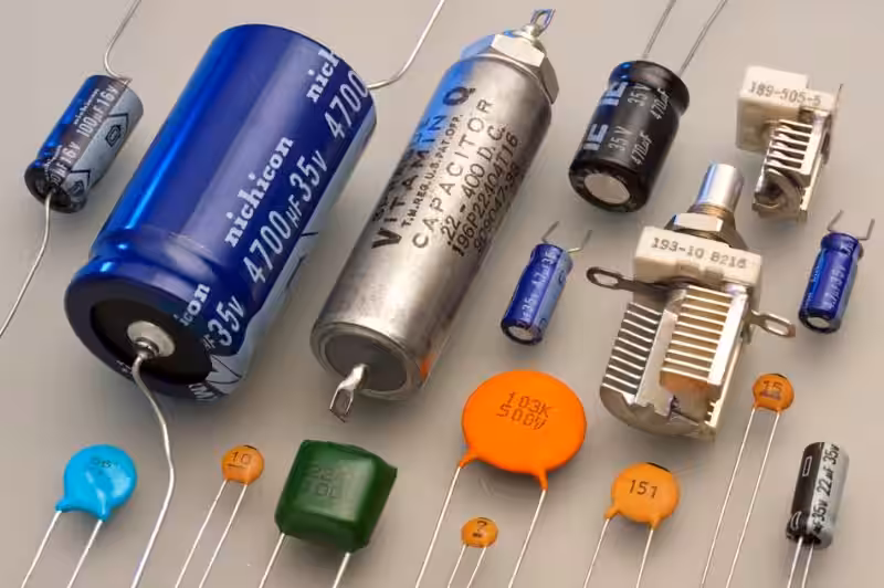 Condensadores Eléctricos: Características Clave para su Comprensión